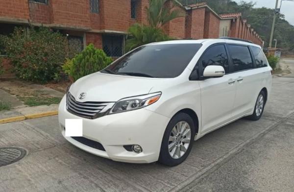 TOYOTA SIENNA MINIVAN 3.5 AT 2015