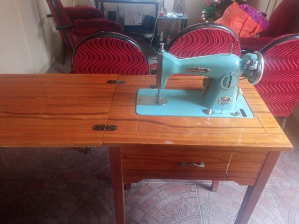 Vendo máquina de coser antigua - Rastro.com