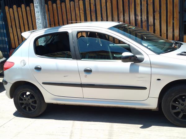 SE VENDE PEUGEOT 206 AÑO 2002 1.4 CON MOTOR NUEVO 