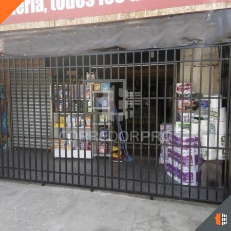 CASA DE 2 PISOS, 2 LOCALES COMERCIALES