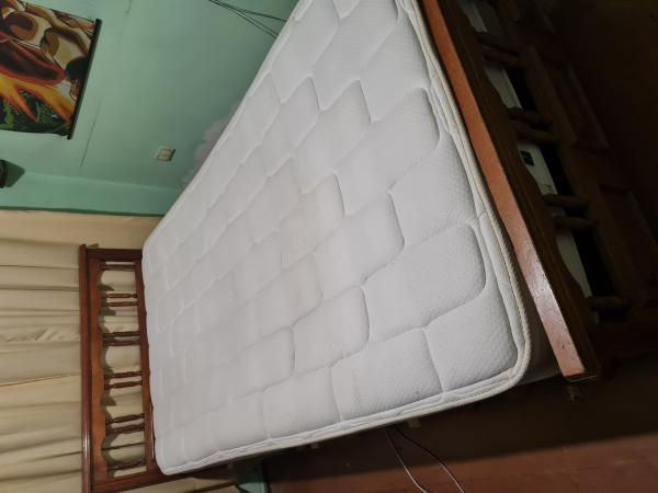 CAMA DE 1/2 PLAZA CON COLCHON.