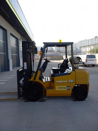 GRUA HORQUILLA 2.5TON, 530HRS, 4.7MTS
