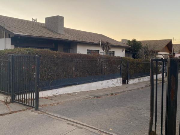 CASA FRENTE COLEGIO CHAMPAGNAT 