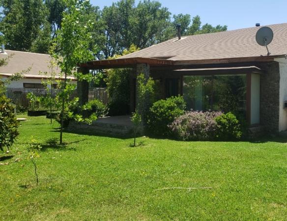 HERMOSA CASA CON PISCINA Y JARDINES 