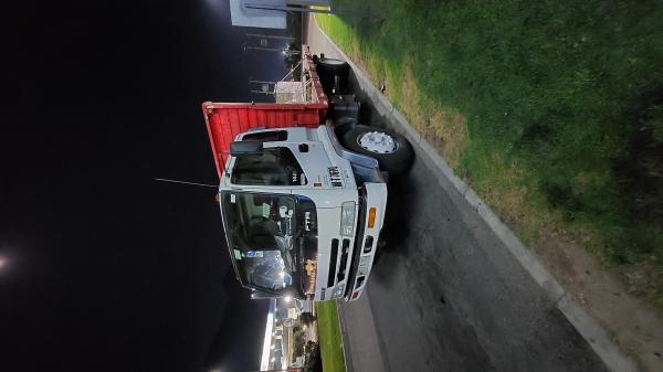 SE OFRECE CAMION PLANO PARA FLETES