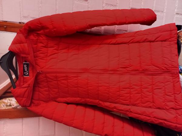 HERMOSA PARKA ROJA TALLA S  MARCA OSEN 