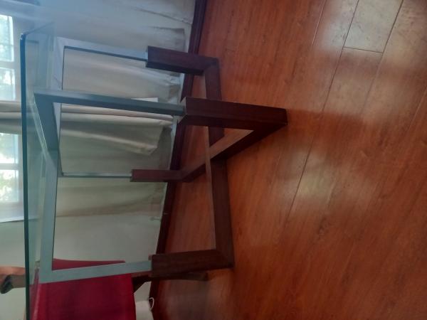 VENDO MESA DE COMEDOR DE VIDRIO 