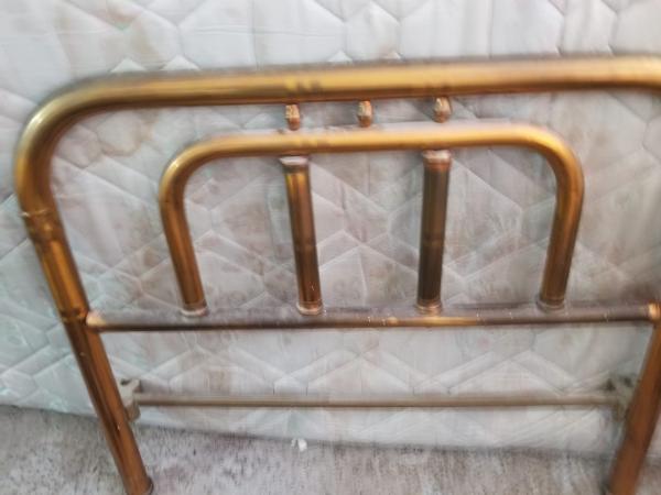 2 CAMAS DE BRONCE Y MUEBLES ANTIGUOS