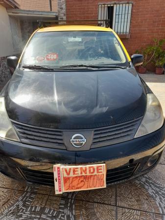 TAXI BÁSICO NISSAN TIIDA CON EL DERECHO 