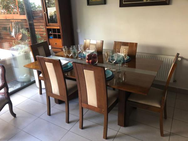 VENDO COMEDOR 6 SILLAS EN EXCELENTE ESTADO