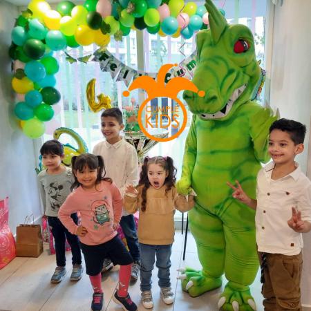 CELEBRA CON DINOSAURIO