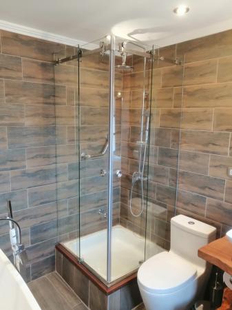 SHOWERDOORS, MAMPARAS Y SOLUCIONES EN CRISTAL