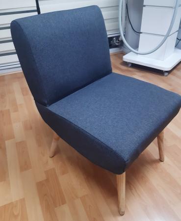 SE VENDE SITIAL TELA GRIS CON PATAS DE MADERA