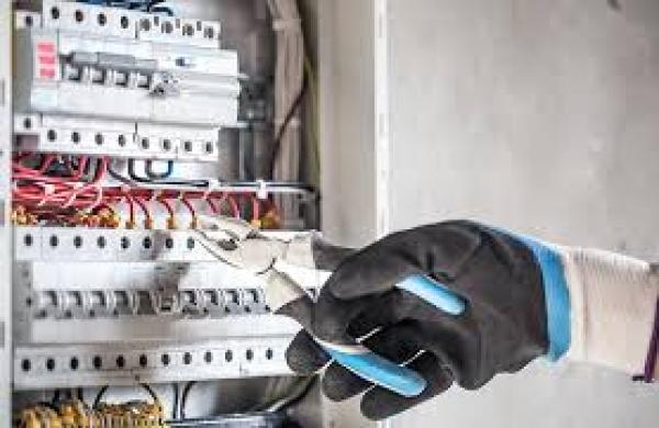 SE OFRECE ELECTRICISTA