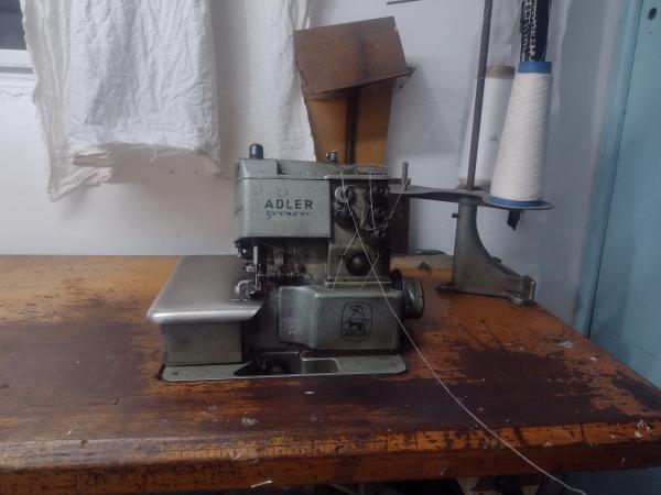Vendo máquina de coser antigua - Rastro.com