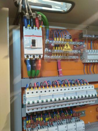 SE REALIZAN TRABAJOS ELÉCTRICOS
