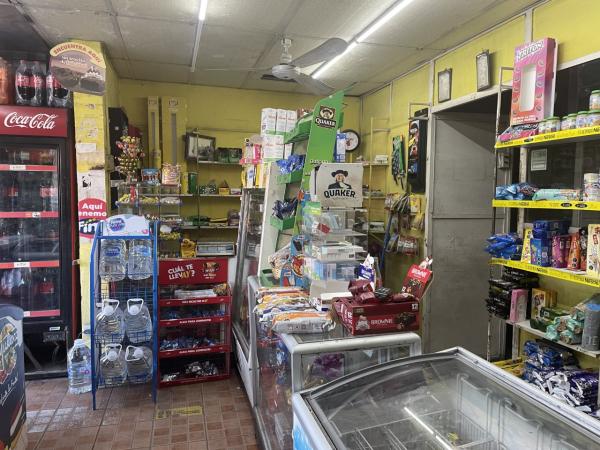 LOCALES COMERCIALES CON HERMOSA CASA 