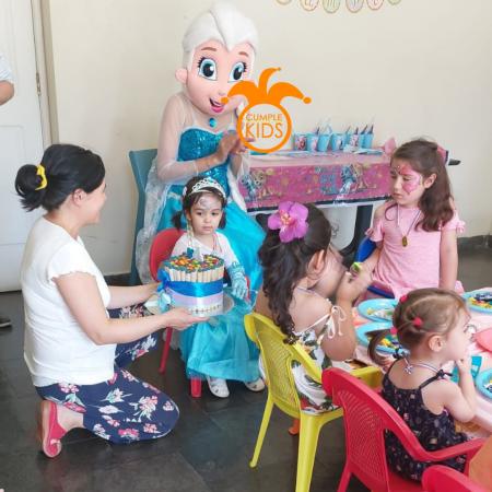ARRIENDO DE DISFRAZ TIPO CORPÓREO DE (FROZEN)