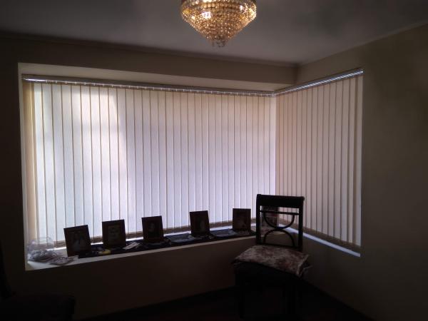 CORTINAS VERTICALES TELA RÚSTICA ROLLERMÁS