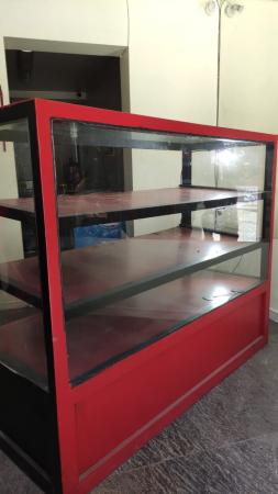 MUEBLE VITRINA DE MADERA CON VIDRIO E ILUMINACIÓN