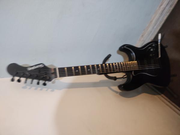 GUITARRA ELÉCTRICA STRATOCASTER NEGRA