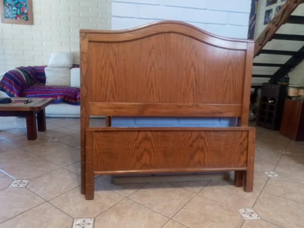 CAMA 1 Y MEDIA PLAZA + VELADOR 80 MIL