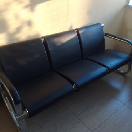 SOFA DE ECOCUERO NEGRO MARCA OFFICENTER