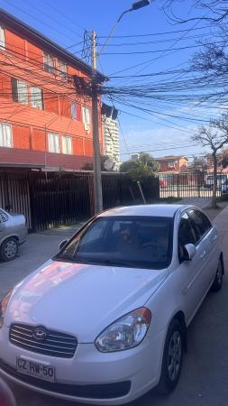 VENDO AUTOMÓVIL HYUNDAI ACCENT BLANCO 2011 MECÁNICO