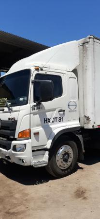 CAMION HINO GH1826 AÑO 2016 CON RAMPLA HIDRAULICA