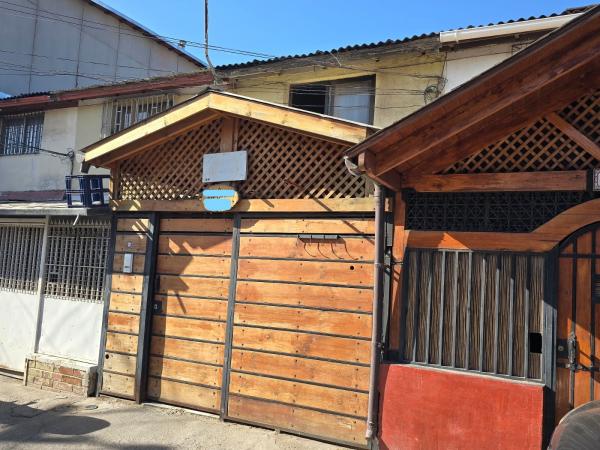 CASA DE 2 PISOS CON 3 DORMITORIOS EN EL BOSQUE.