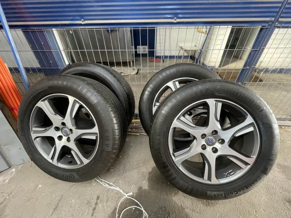 SE VENDEN NEUMÁTICOS DE VOLVO EXCELENTE ESTADO