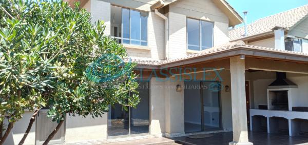 SE VENDE HERMOSA CASA DE 2 PISOS COMUNA DE MACHALI