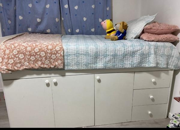 SE VENDE CAMA DE PLAZA Y MEDIA, MÁS ESCRITORIO