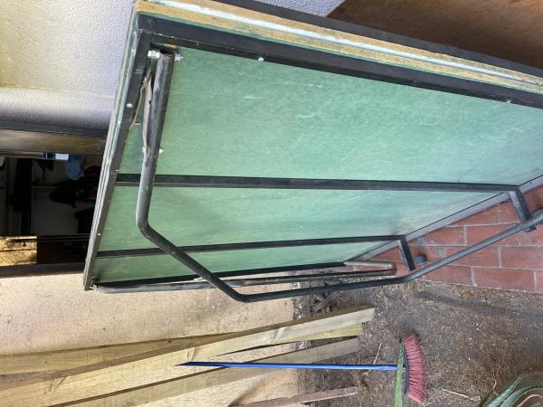 MESA DE PING PONG PLEGABLE CON RUEDAS.