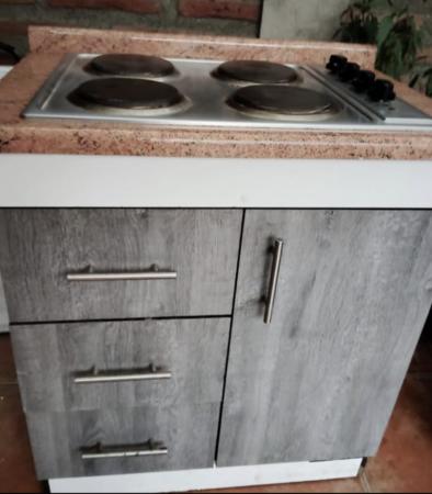 COCINA ELECTRICA 4 PLATOS Y MUEBLE