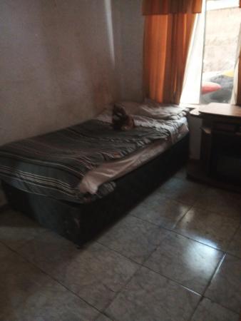 ARRIENDO PIEZA GRANDE AMOBLADA 