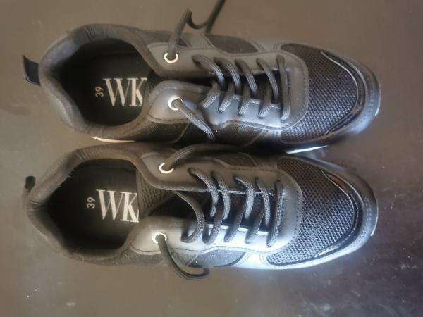 VENDO ZAPATILLA NUEVA URBANA NEGRA WKND
