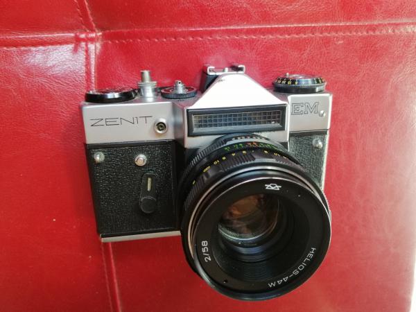 VENDO CAMARA ZENIT EM (USSR) + LENTE HELIOS 44M