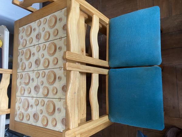MESA DE MADERA CON 4 SILLAS
