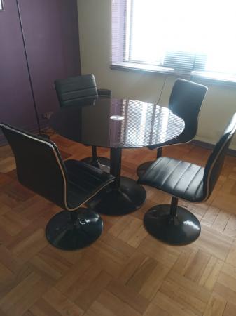 VENDO MESA VIDRIO TEMPLADO CON 4 SILLAS