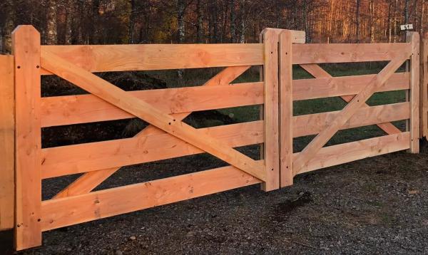 PORTON DE MADERA PARA PARCELA