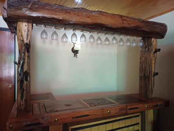 HERMOSO BAR RÚSTICO DE MADERA NATIVA DE ROBLE