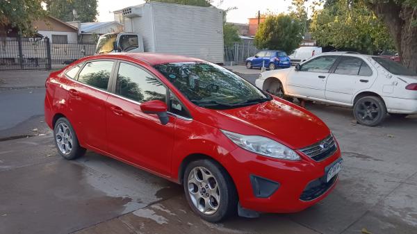 SE VENDE FORD FIESTA SEDAN AÑO 2012