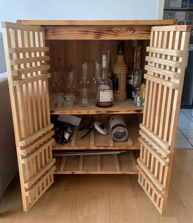 POR VIAJE VENDO MUEBLE RÚSTICO VINOS Y LICORES