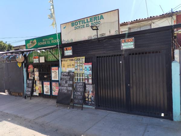 CASA CON BOTILLERÍA