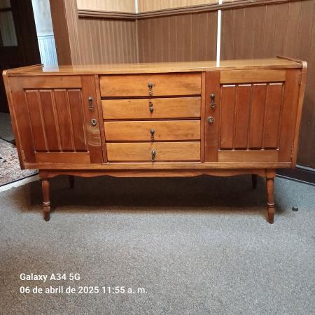 BUFFET EN MADERA NATIVA CON CUBIERTA DE VIDRIO