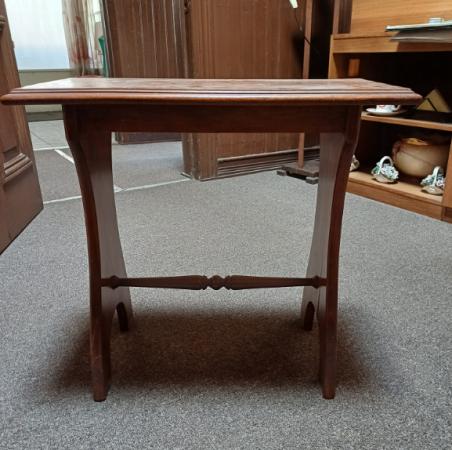 ANTIGUA MESA DE CENTRO O AUXILIAR EN MADERA NATIVA