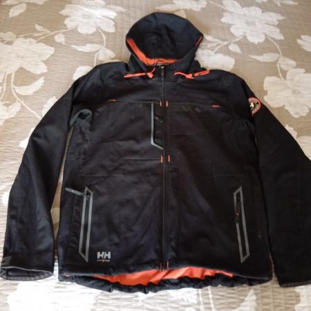 VENDO CHAQUETA IMPERMEABLE HELLY HANSEN NEGRA  
