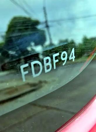GRABADO DE PATENTE EN VIDRIOS EN VEHÍCULOS 