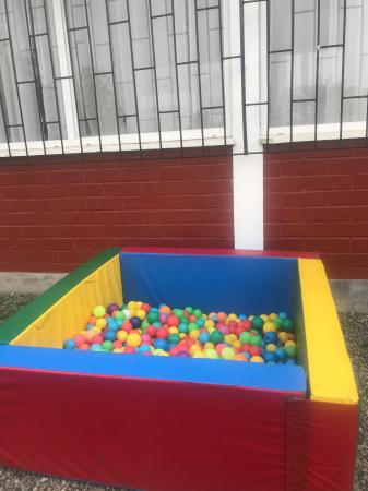 PISCINA DE PELOTAS Y OTROS JUEGOS 